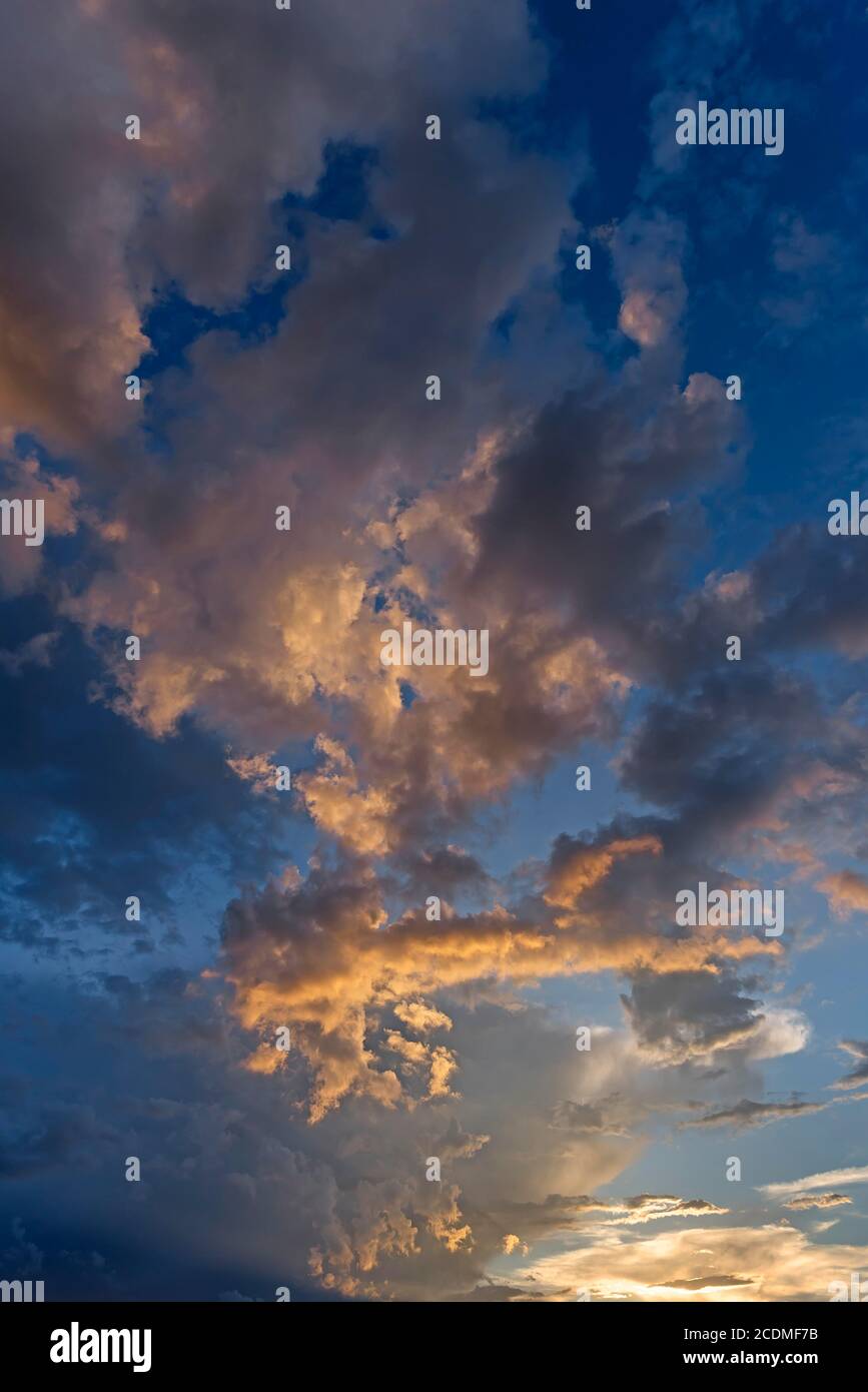 Wolken am Abendhimmel, Bayern, Deutschland Stockfoto