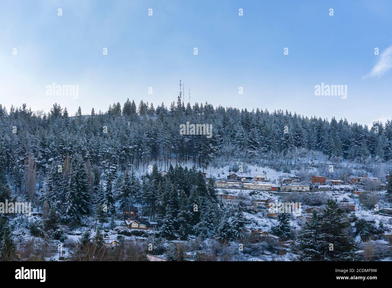 Szenenansicht der Stadt Esquel von Schnee nach Schneesturm während der Wintersaison bedeckt, Patagonien, Argentinien Stockfoto