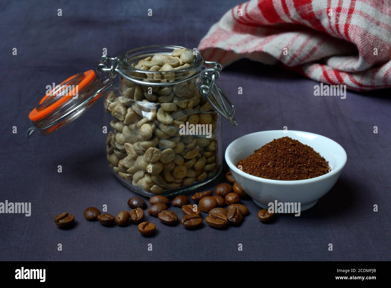 Grüner Kaffee im Glas, geröstete Kaffeebohnen und Kaffeepulver in einer Schüssel, Deutschland Stockfoto