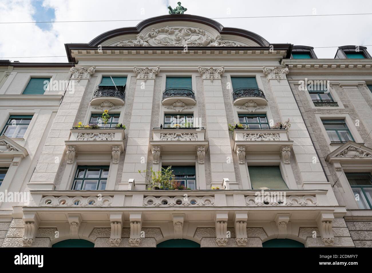 Barockfassade mit grünen Balkonen, Steinsdorfstr. München, Oberbayern, Bayern, Deutschland Stockfoto