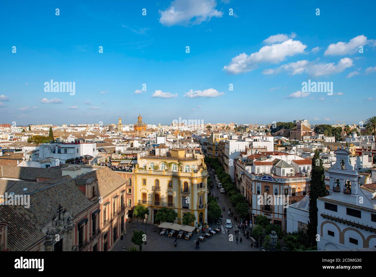 Blick auf die Stadt, Blick über die Altstadt vom Turm La Giralda, mit Plaza Virgen de los Reyes, Kathedrale von Sevilla, Sevilla, Andalusien, Spanien Stockfoto