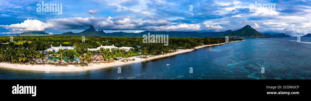 Luftaufnahme, der Strand von Flic en Flac mit Luxushotels und Palmen, im Hintergrund der Berg Tourelle du Tamarin und Trois Mamelles, Mauritius Stockfoto