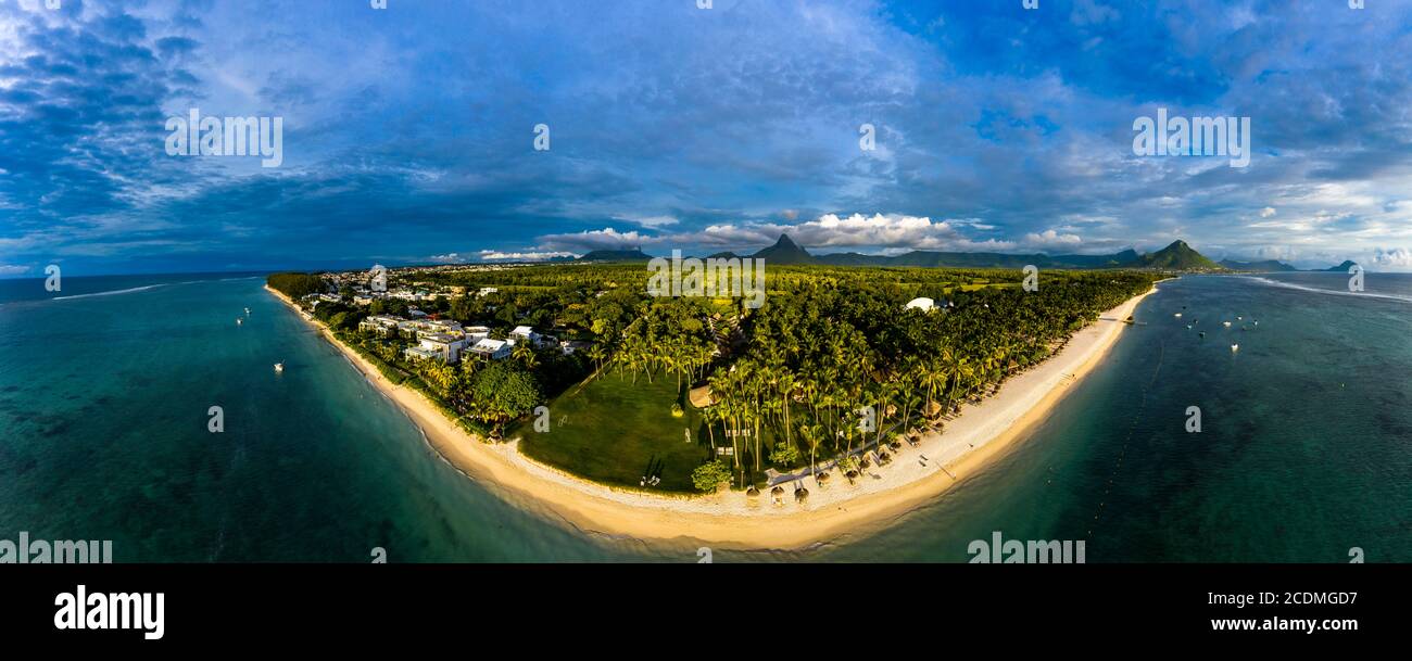 Luftaufnahme, der Strand von Flic en Flac mit Luxushotels und Palmen, im Hintergrund der Berg Tourelle du Tamarin und Trois Mamelles, Mauritius Stockfoto