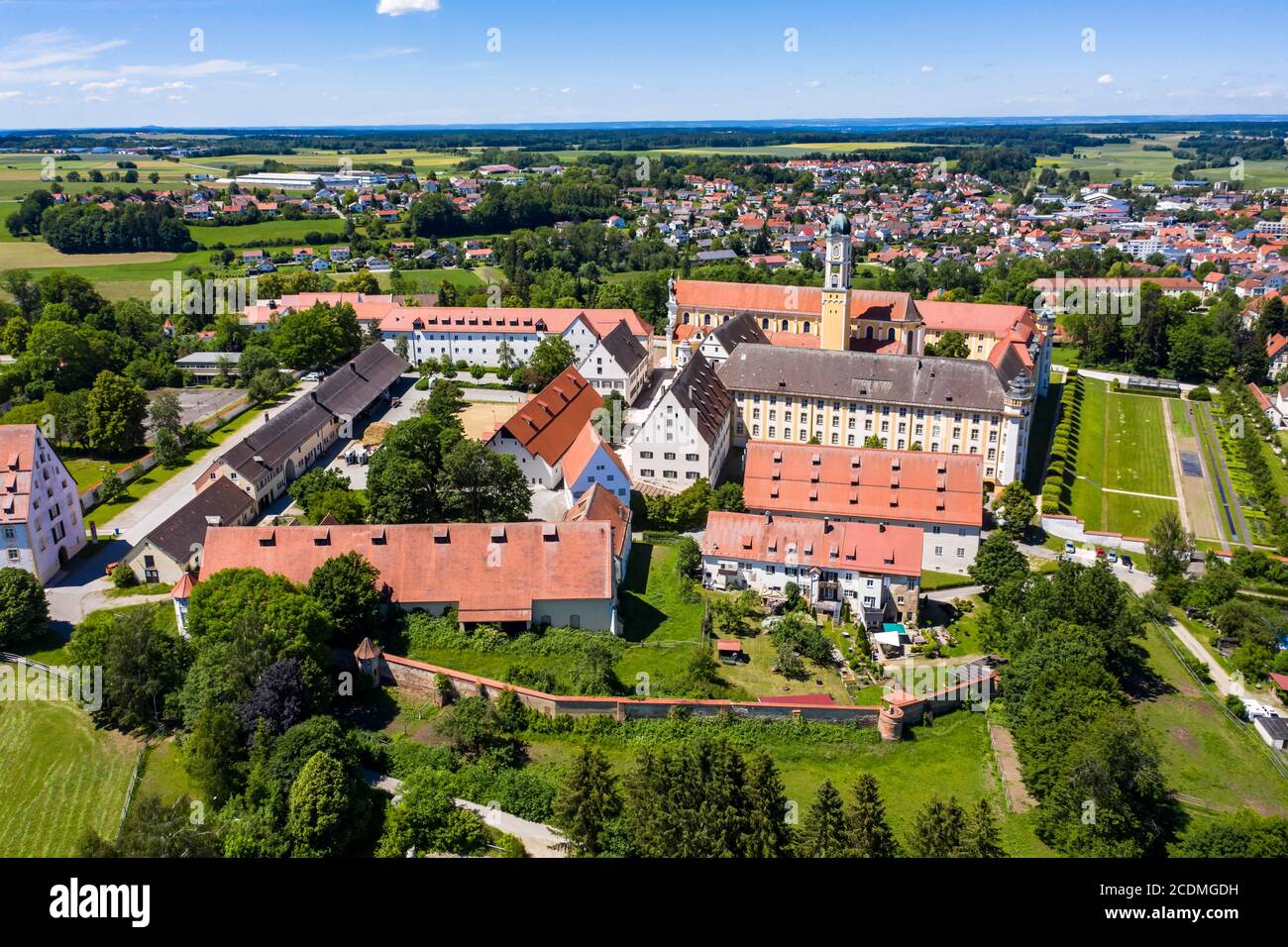 Luftbild, Kaiserliche Abtei, Kloster Ochsenhausen, mit St. Georg-Klosterkirche, Ochsenhausen, Kreis Biberach, Oberschwaben Stockfoto