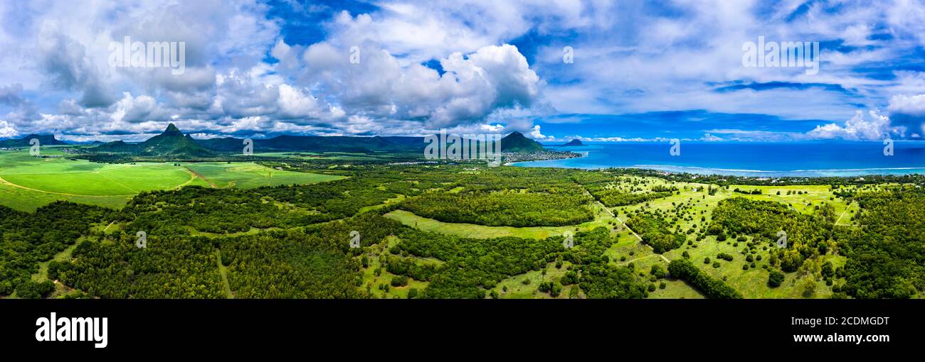 Luftaufnahme, Landwirtschaft mit Zuckerrohranbau, bei Flic en Flac, hinter dem Berg Tourelle du Tamarin und Trois Mamelles, Mauritius Stockfoto
