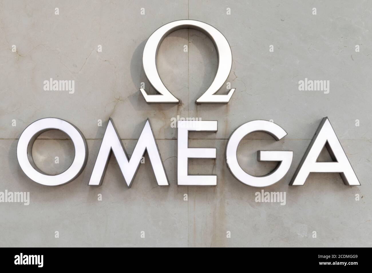 Schweizer Luxus-Uhrmacher Omega-Logo in Hongkong gesehen. Stockfoto