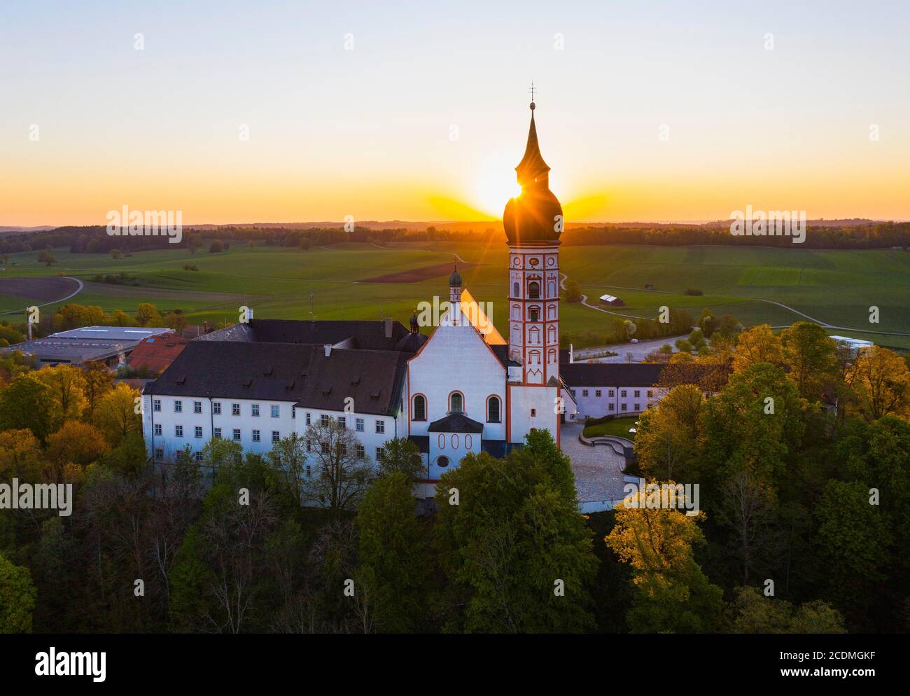 Kloster Andechs bei Sonnenaufgang, Fuenfseenland, Pfaffenwinkel, Drohnenbild, Oberbayern, Bayern, Deutschland Stockfoto