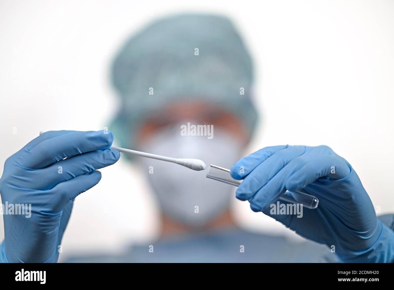 Medizinisches Personal in RT-PCR, Echtzeit-Reverse-Transkriptase-Polymerase-Kettenreaktion, Corona-Test, Corona-Krise, Baden-Württemberg, Deutschland Stockfoto