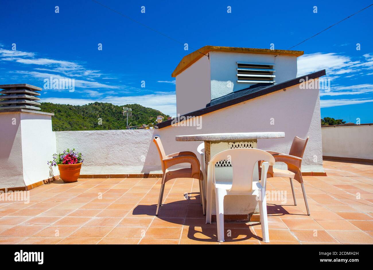 Tisch und Stühle auf dem Dach unter freiem Himmel Stockfoto