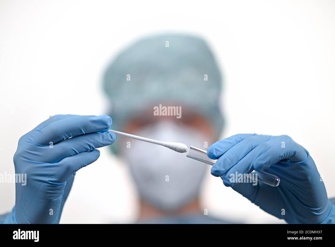 Medizinisches Personal in RT-PCR, Echtzeit-Reverse-Transkriptase-Polymerase-Kettenreaktion, Corona-Test, Corona-Krise, Baden-Württemberg, Deutschland Stockfoto