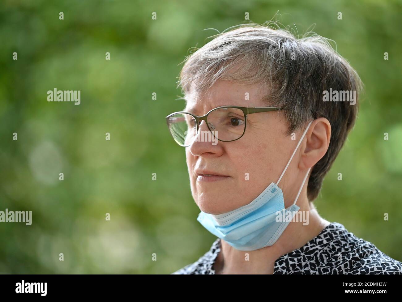 Ältere Frau mit Gesichtsmaske unter dem Kinn, Porträt, Corona-Krise, Deutschland Stockfoto
