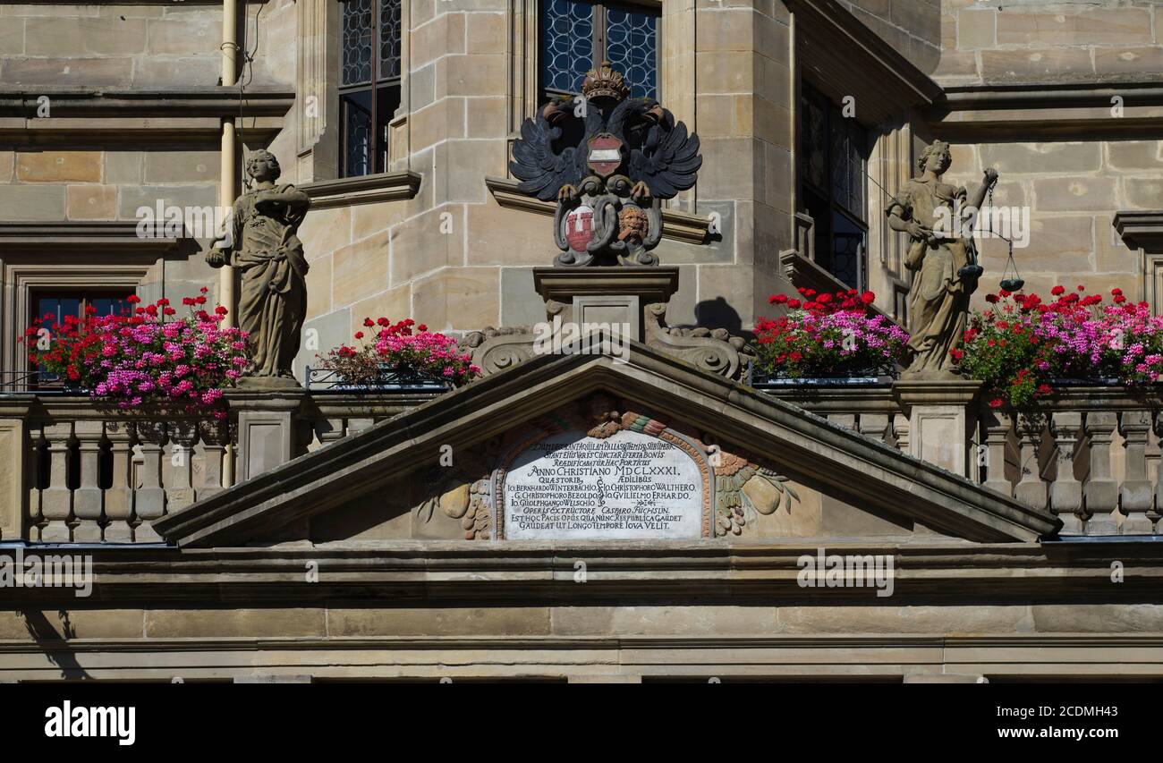 Tympanon, lateinische Inschrift, im Rahhaus, Rothenburg ob der Tauber, Franken, Bayern, Deutschland Stockfoto
