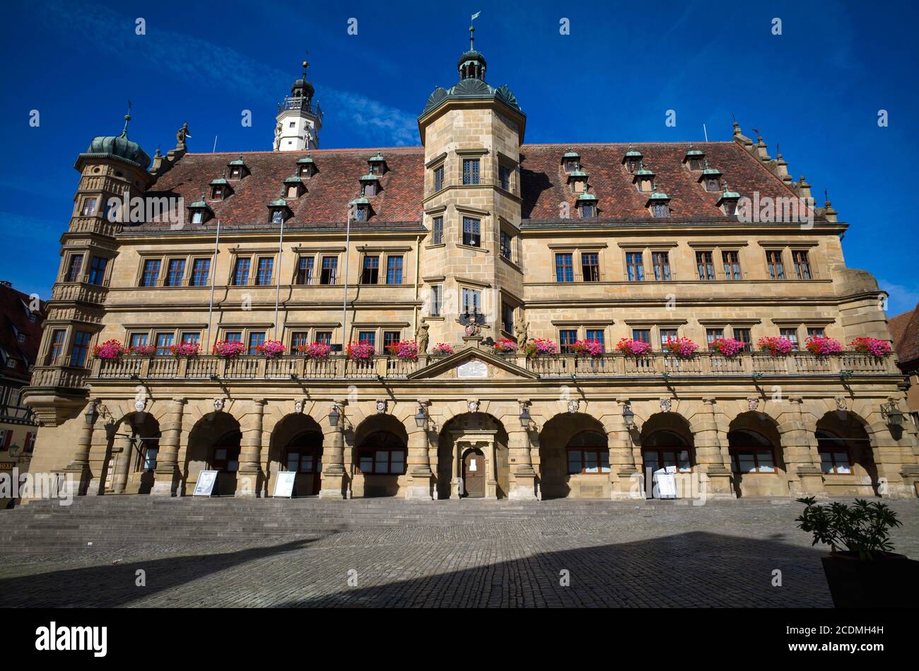Renaissance-Fassade des Rathauses mit barocker Arkadenhalle, dahinter der gotische Teil mit einem 60 Meter hohen Turm, Rothenburg ob der Tauber Stockfoto