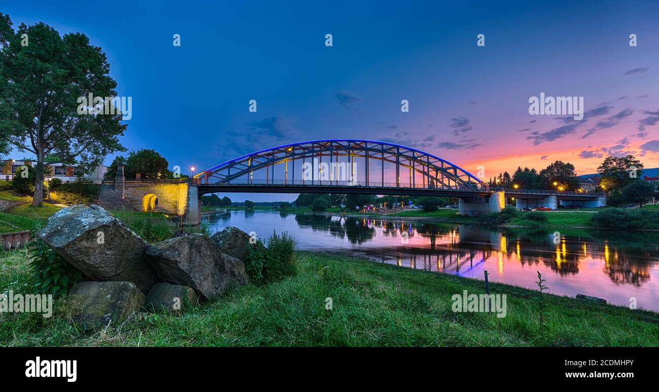 Abendstimmung an der Weser, beleuchtete Brücke, Sonnenuntergang, Rinteln, Deutschland Stockfoto