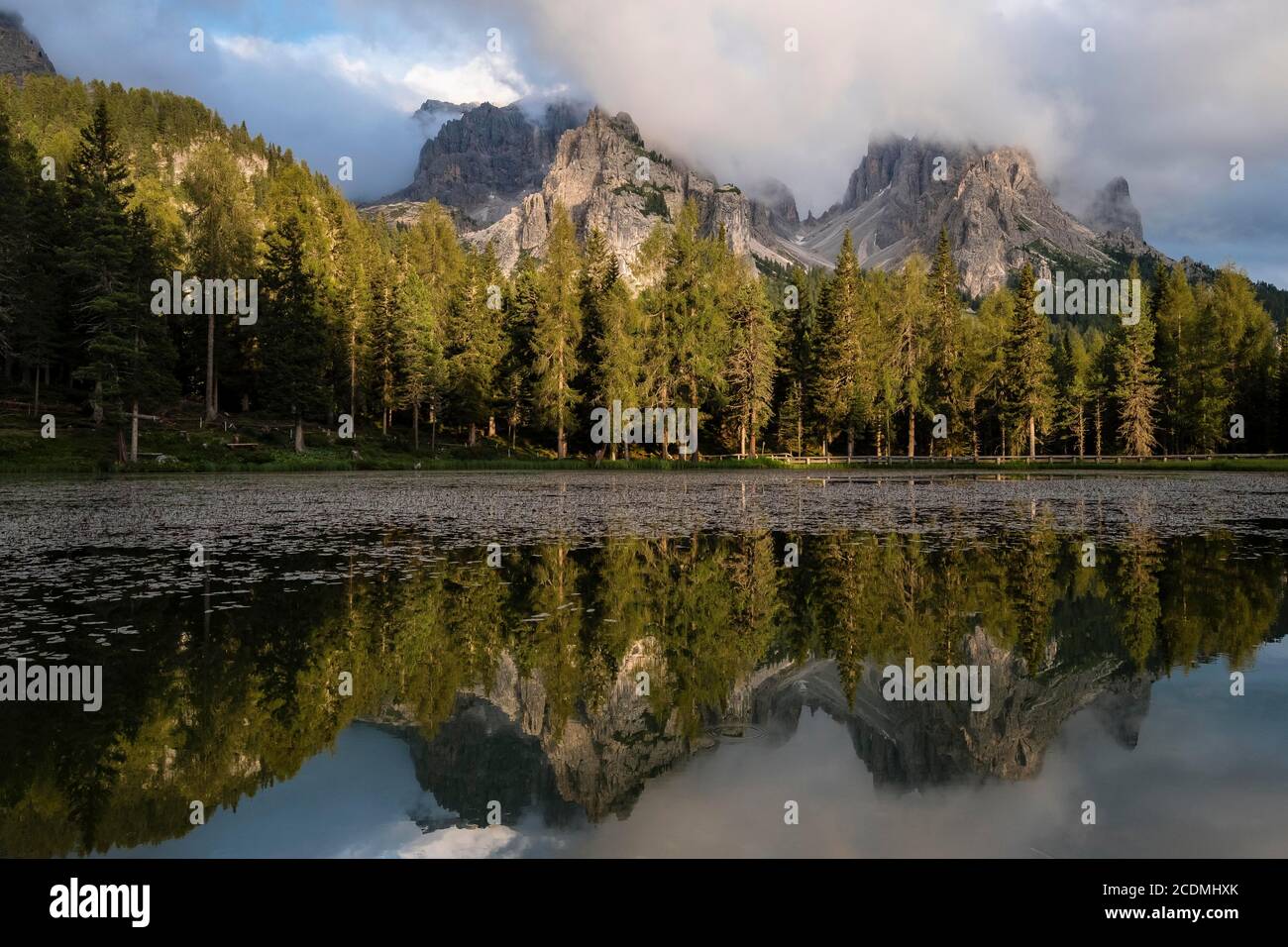 Lago d'Antorno, Naturpark Tre Cime di Lavaredo, Spiegelung der Cadini-Gruppe, Dolomiten, Südtirol, Italien Stockfoto