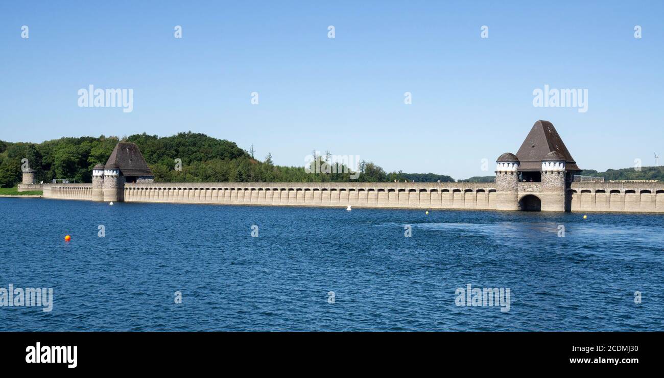 Aufgestauter Moehnesee vor der Staumauer, Moehnetalsperre, Sauerland, Nordrhein-Westfalen, Deutschland Stockfoto