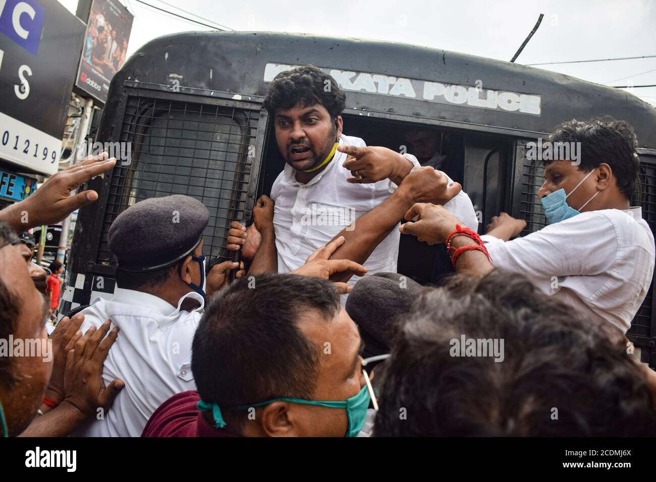 Während der Demonstration werden Demonstranten von der Polizei von Kolkata festgenommen. Die Jugendkongressmitglieder von Kolkata führen eine Kampagne gegen die Entscheidung der Regierung durch, NEET (National Eligibility Entrin Test), JEE (Joint Entrin Examination) und jede Aufnahmeprüfung während dieser Pandemie des Coronavirus zu organisieren. Grant Massenförderung etc für Studenten. Stockfoto
