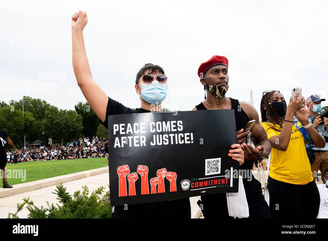 Eine Frau hält ein Plakat, auf dem steht, dass Frieden nach Gerechtigkeit kommt, während des National Action Network (NAN) Commitment March am Lincoln Memorial auf der National Mall. Stockfoto