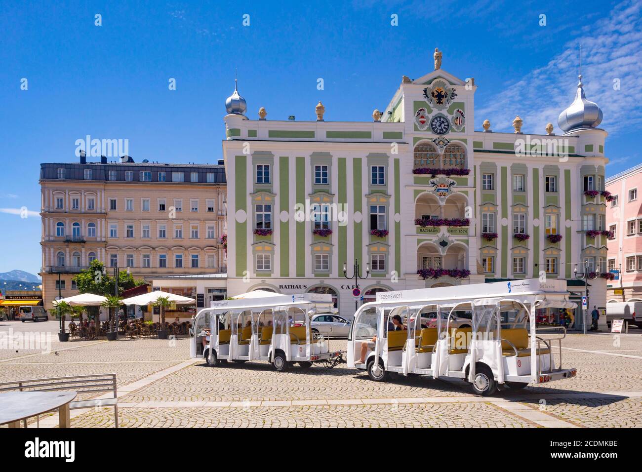 Spaziergang am Rathauspatz, Rathaus mit Keramikkarillon, Gmunden, Salzkammergut, Oberösterreich, Österreich Stockfoto