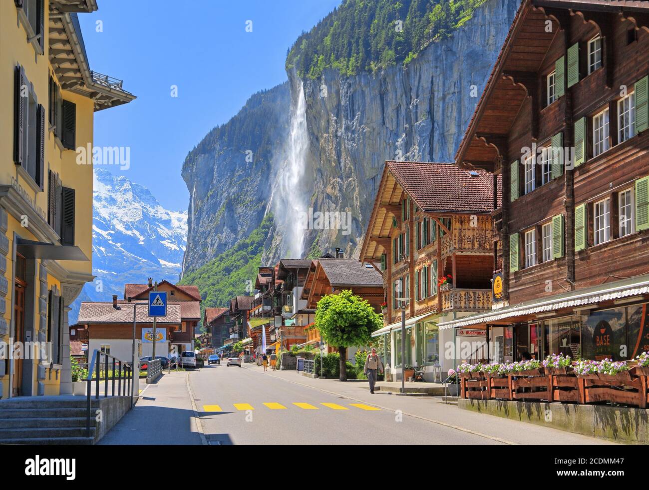 Dorfansicht mit Staubbachfällen, Lauterbrunnen, Lauterbrunnental, Jungfrau Region, Berner Oberland, Kanton Bern, Schweiz Stockfoto