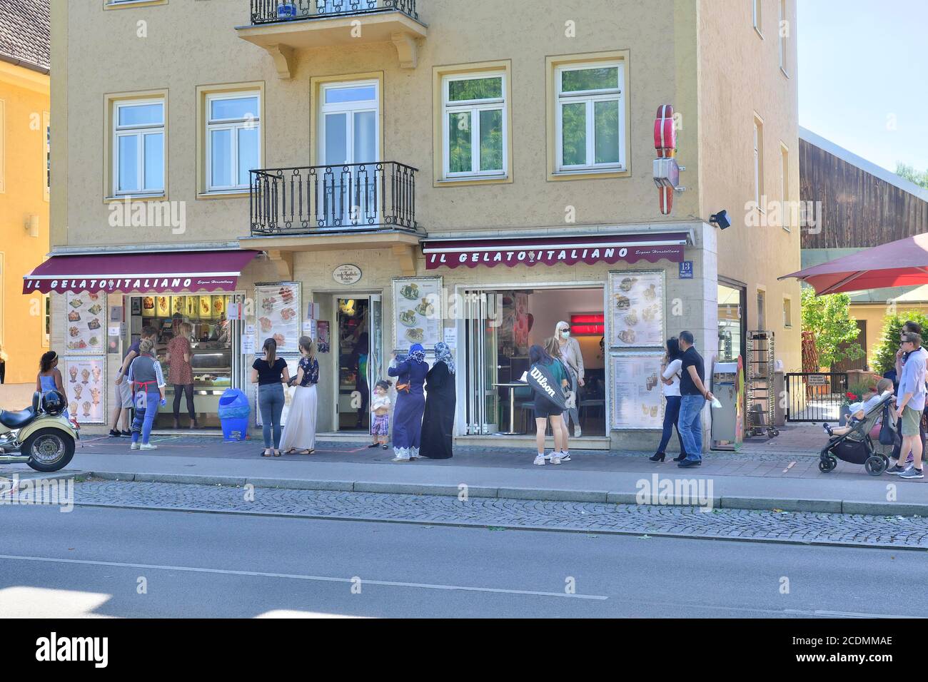 Leute, die sich vor der Eisdiele anstellen, Corona-Krise, München, Bayern, Deutschland Stockfoto