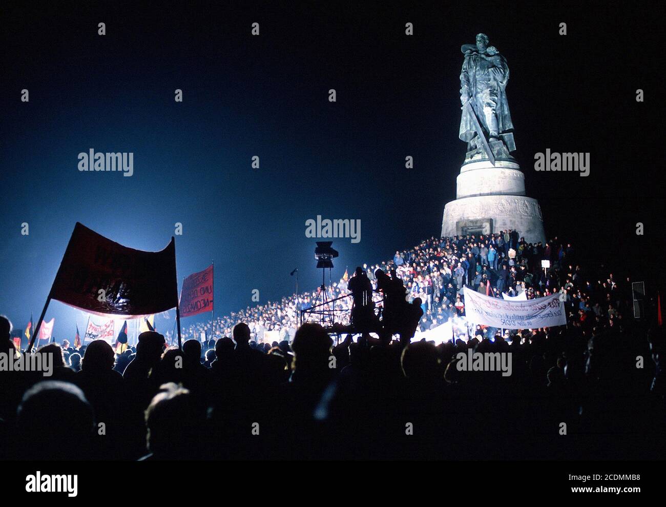 Demonstration gegen den Neonazismus in der DDR vor der sowjetischen Gedenkstätte in Treptow, kurz nach dem Mauerfall, 1990, Berlin, Deutschland Stockfoto