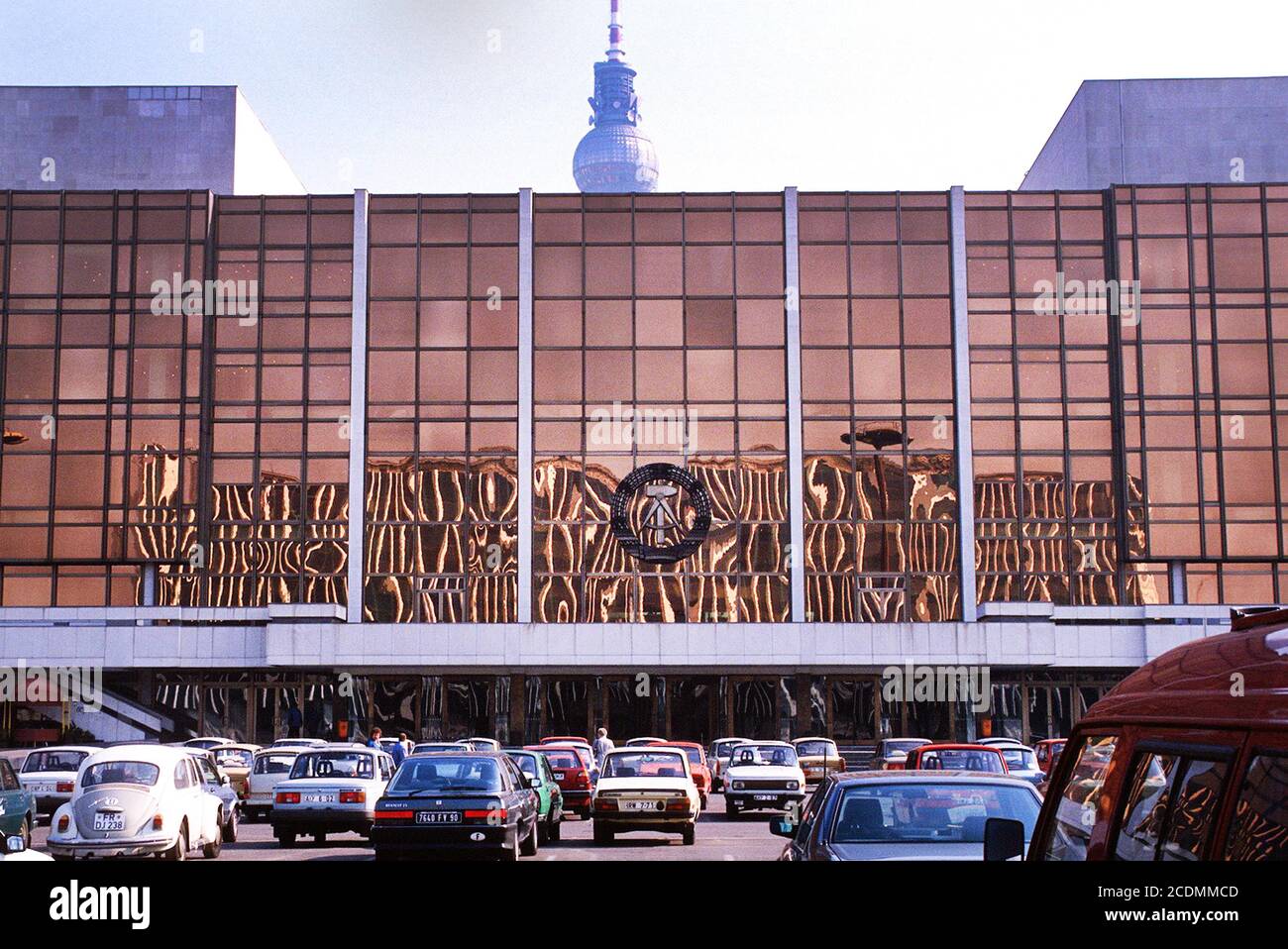 Kurz nach dem Fall des Berliner Mauerpalastes der Republik, 1990, Berlin, Deutschland Stockfoto