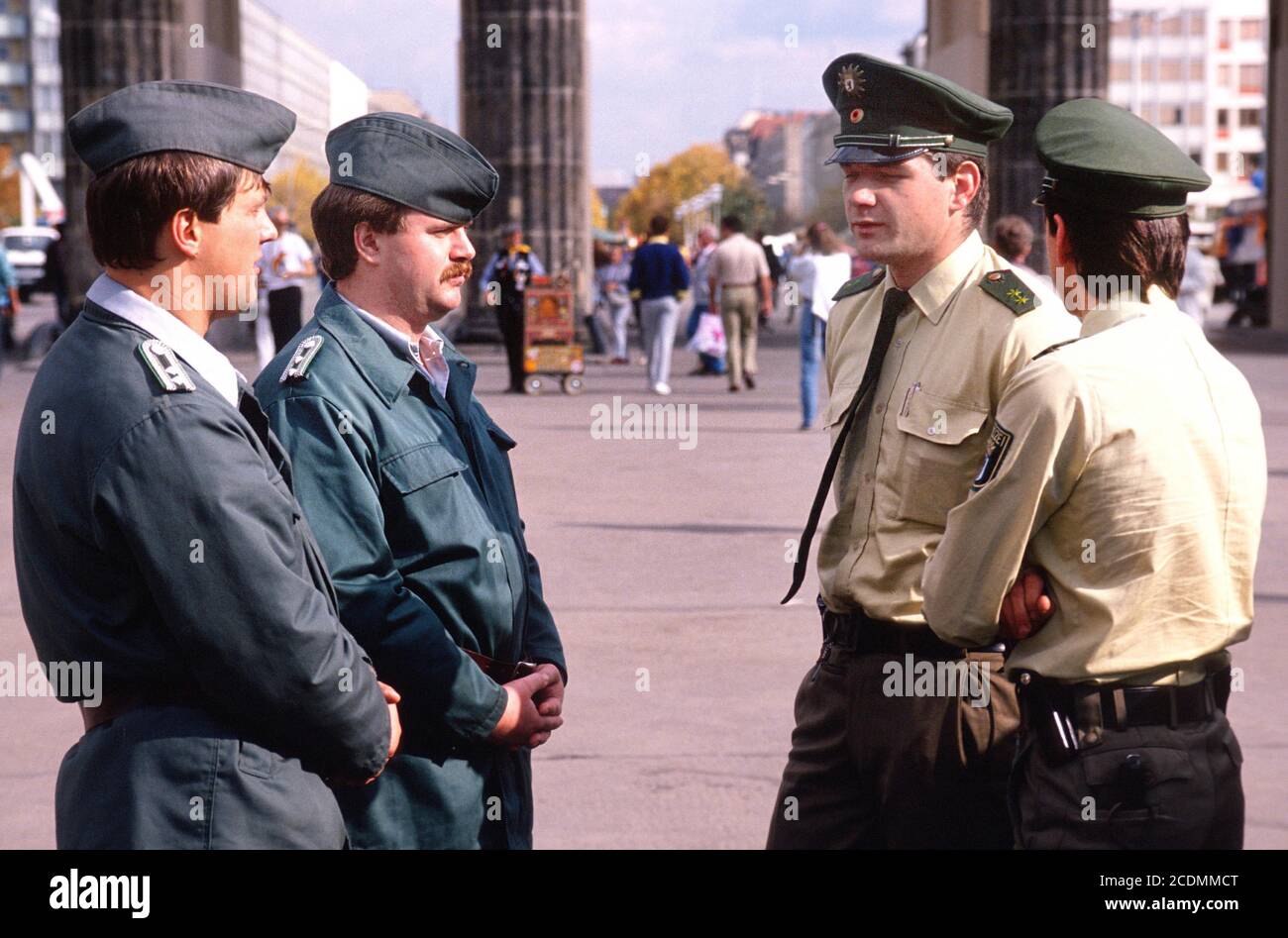 Brandenburger Tor mit VOPOS und Polizeibeamten aus West-Berlin, Berlin Festival der Einheit, Berlin, Deutschland Stockfoto