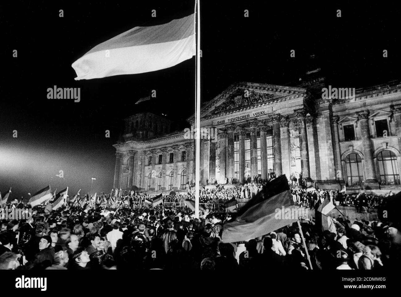 Festival der Einheit am 2/3. Oktober 1990, Wiedervereinigungszeremonie vor dem Reichstag, um 0.00 Uhr wird die Flagge der Einheit unter dem Jubel der gehisst Stockfoto