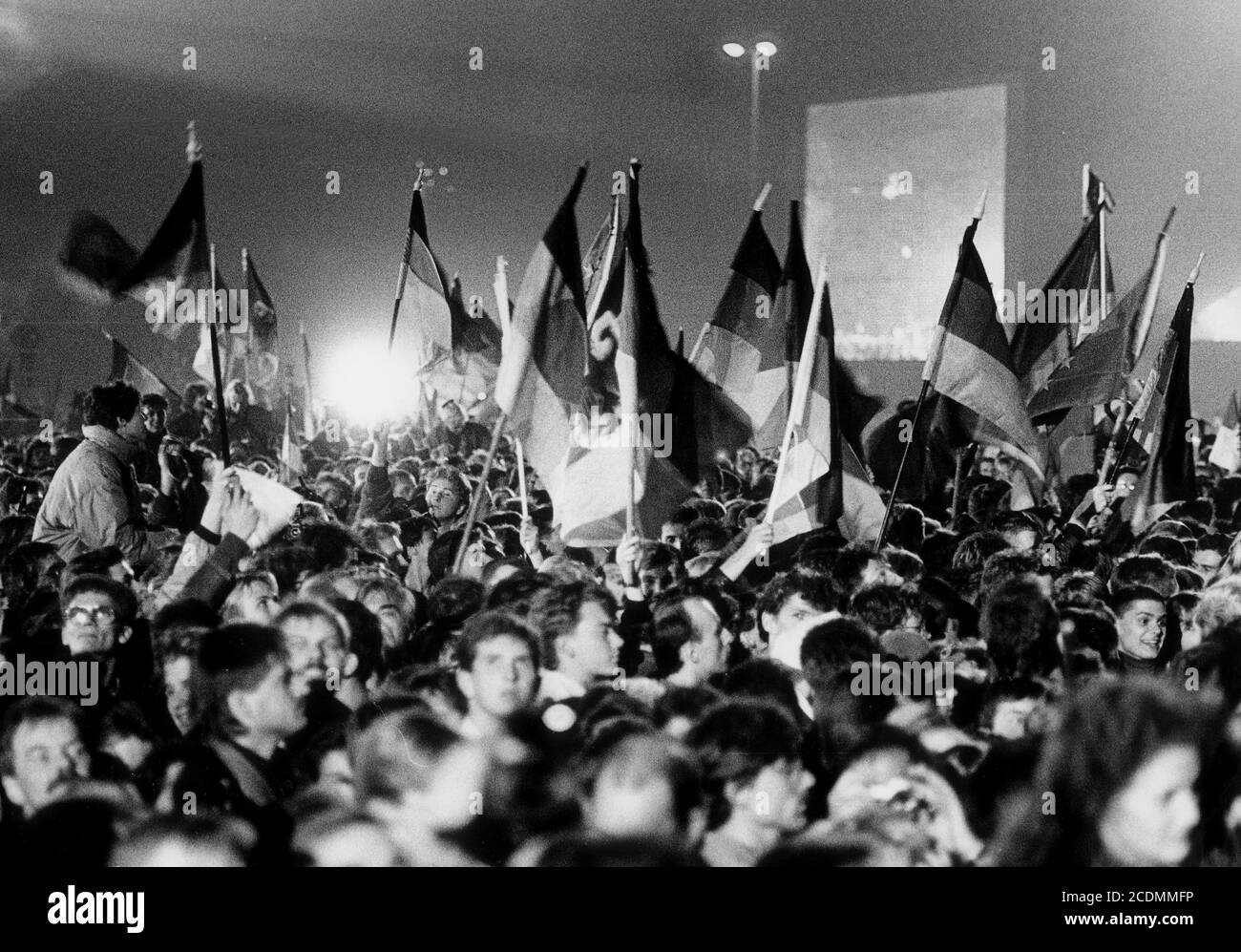 Festival der Einheit am 2/3. Oktober 1990, Wiedervereinigungszeremonie vor dem Reichstag, um 0.00 Uhr wird die Flagge der Einheit unter dem Jubel der gehisst Stockfoto