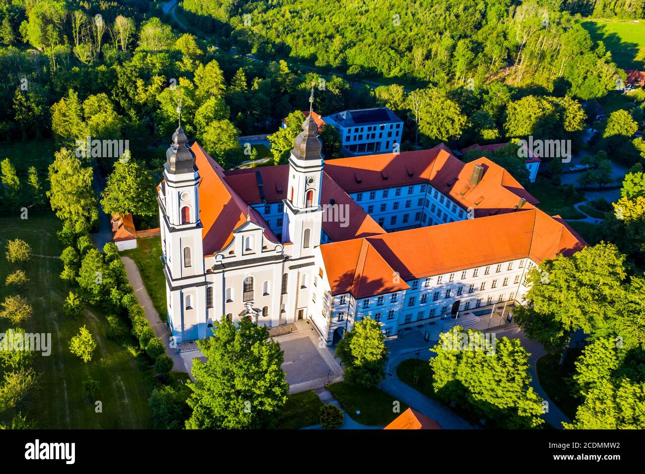 Luftaufnahme am Abend, Irsee, Kloster der Benediktiner in Irsee, Diözese Augsburg, Bayern, Deutschland Stockfoto