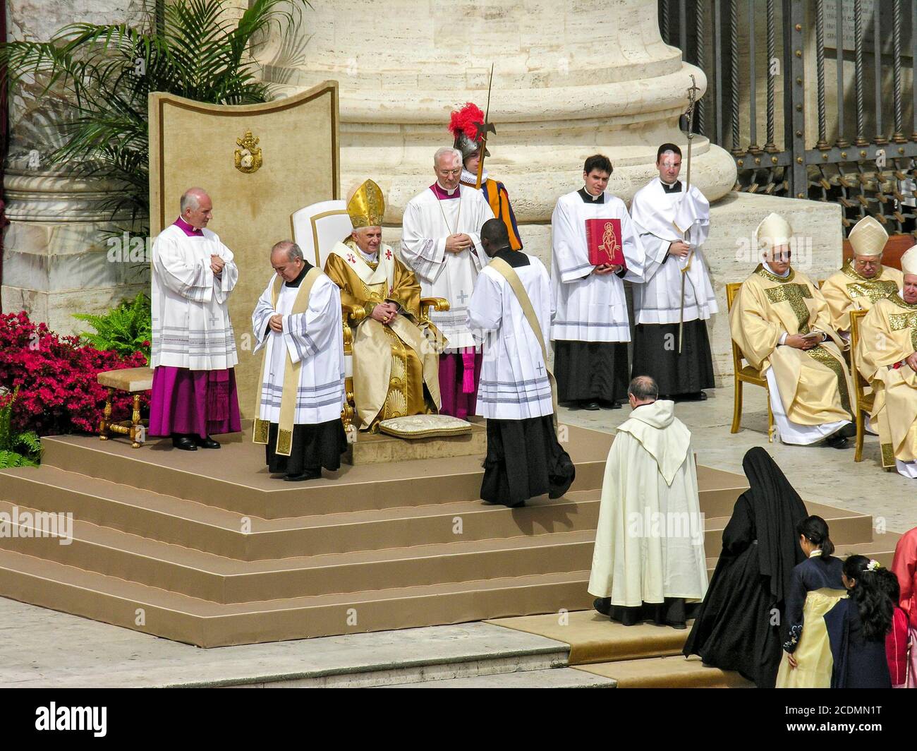 Papst Benedikt XVI., Joseph Ratzinger bei der feierlichen Inthronisierung am 24.04.2005 im Petersdom, Petersplatz, Vatikan Stockfoto