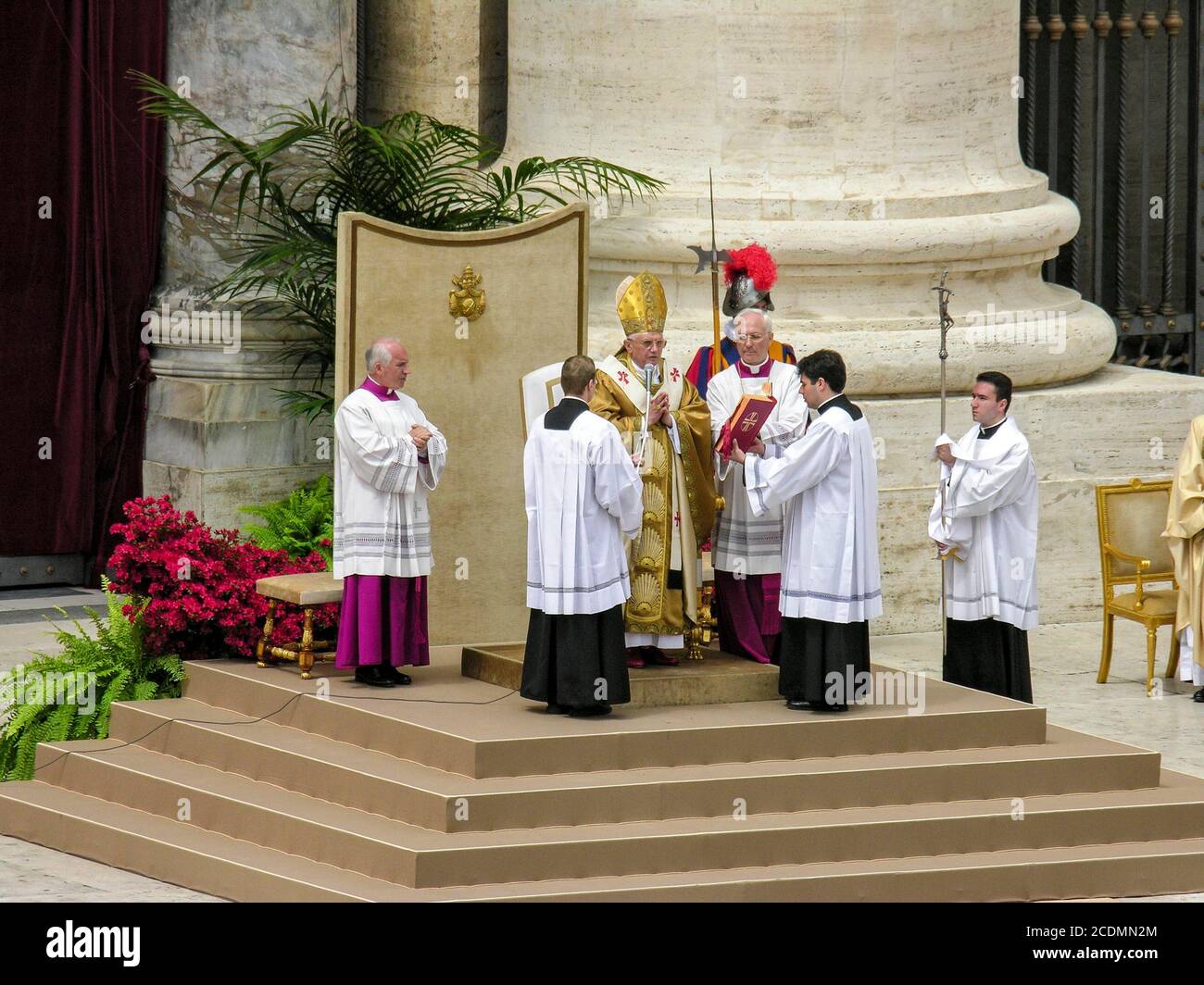 Papst Benedikt XVI., Joseph Ratzinger bei der feierlichen Inthronisierung am 24.04.2005 im Petersdom, Petersplatz, Vatikan Stockfoto