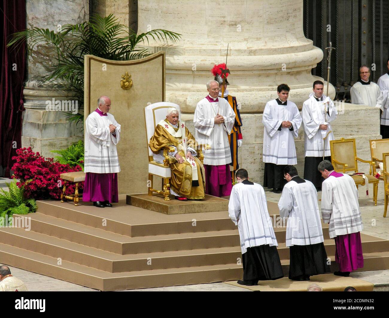 Papst Benedikt XVI., Joseph Ratzinger bei der feierlichen Inthronisierung am 24.04.2005 im Petersdom, Petersplatz, Vatikan Stockfoto