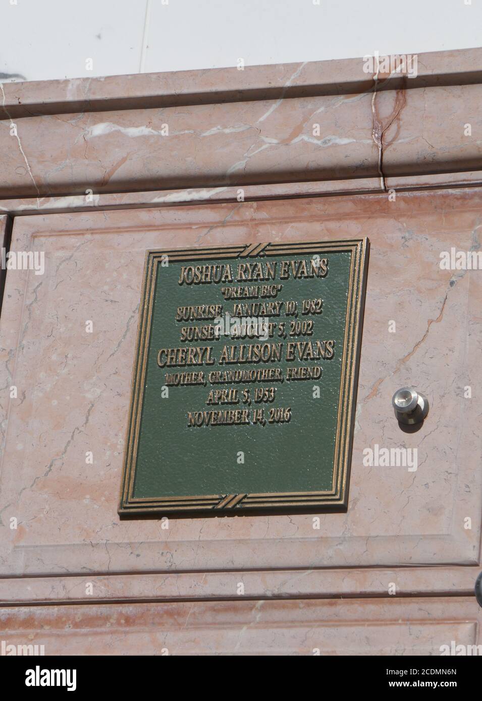 Los Angeles, Kalifornien, USA 28. August 2020 EIN allgemeiner Blick auf die Atmosphäre des Grabes des Schauspielers Joshua Ryan Evan im Forest Lawn Memorial Park Hollywood Hills am 28. August 2020 in Los Angeles, Kalifornien, USA. Foto von Barry King/Alamy Stockfoto Stockfoto