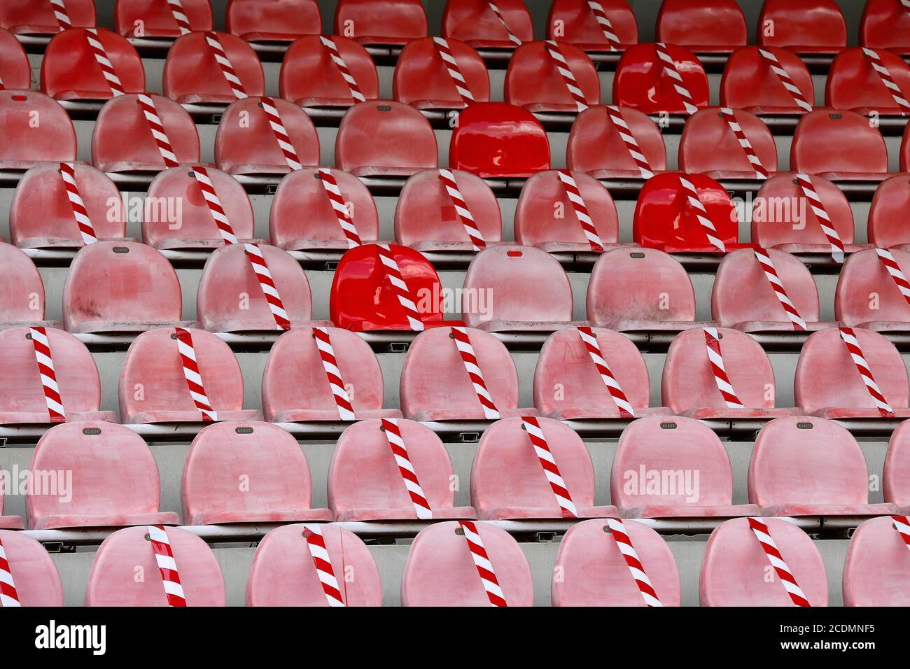 Rote Sitze im Franz Kremer Stadion, Sicherheitsabstand, Geisterspiele, Köln, Deutschland Stockfoto