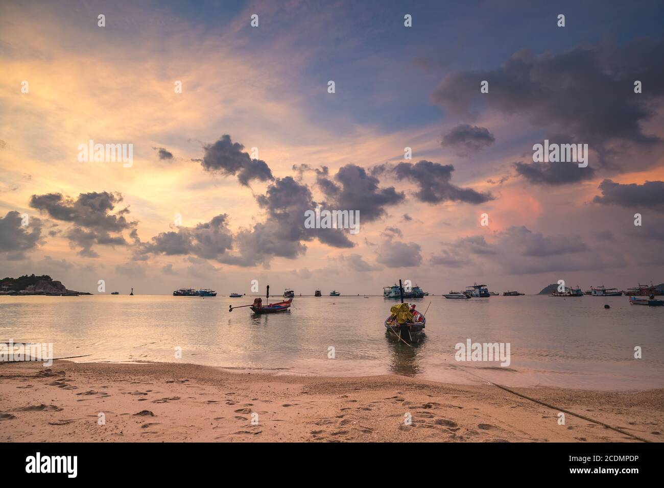 Sunrise Asia Hafen: Boote, Schiffe auf dem Ozean Golf. Unglaublicher Wassertransport am Sandstrand am thailändischen Pier. Epische Sonnenaufgangs Landschaft der asiatischen Transport in Sea Bay. Romantische, warme Szenenaufnahme Stockfoto