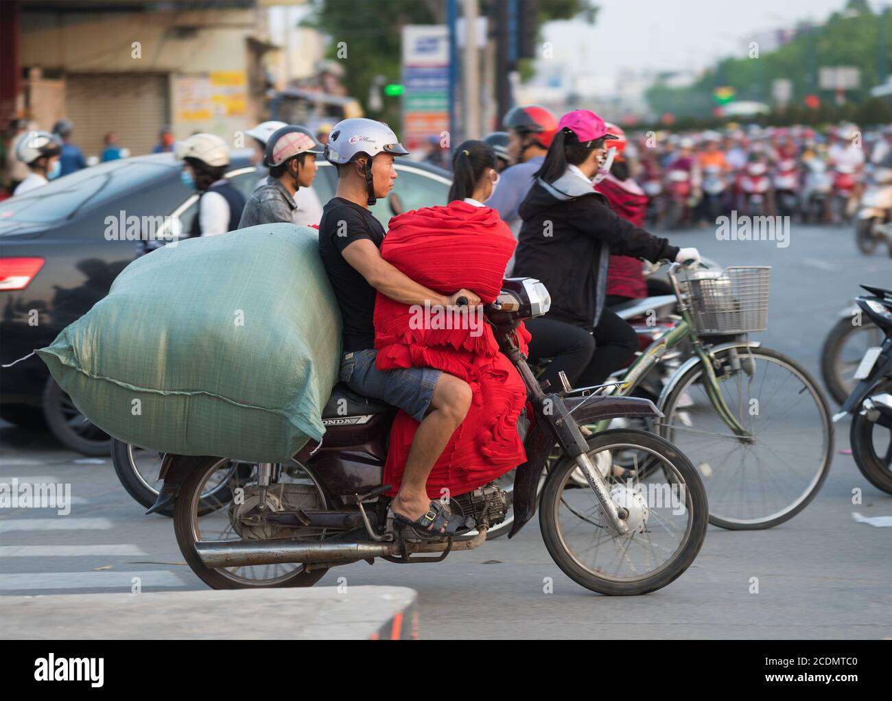 Vietnamesische Motorradfahrer fährt viel Stoff Stockfoto