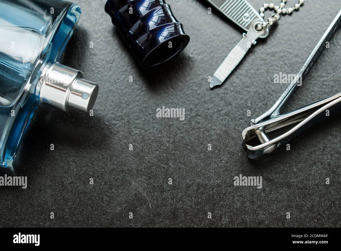 Metallnagel Clipper und Männer Beauty-Tools auf einem schwarzen Holztisch Stockfoto