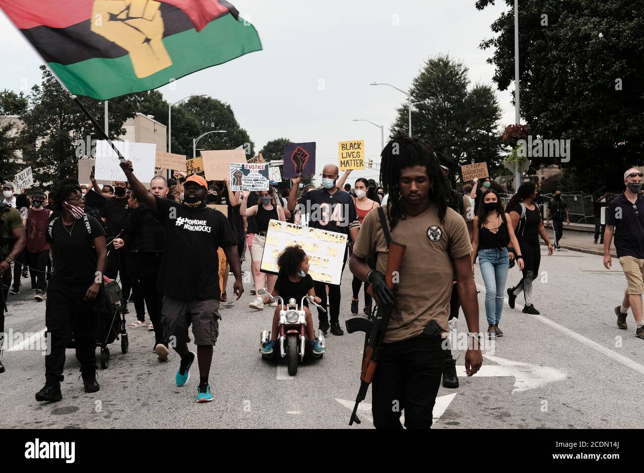 Atlanta, Georgia, USA. August 2020. Demonstranten marschieren durch die Innenstadt von Atlanta aus Protest gegen den Offizier beteiligt Schießen auf Trayford Pellerin in Lafayete, LA am 21. August. Kredit: John Arthur Brown/ZUMA Wire/Alamy Live Nachrichten Stockfoto