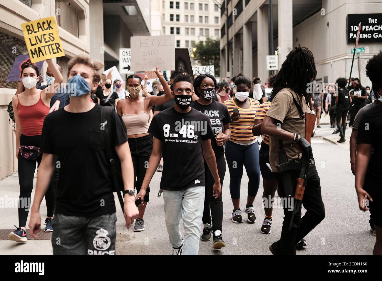Atlanta, Georgia, USA. August 2020. Demonstranten marschieren durch die Innenstadt von Atlanta aus Protest gegen den Offizier beteiligt Schießen auf Trayford Pellerin in Lafayete, LA am 21. August. Kredit: John Arthur Brown/ZUMA Wire/Alamy Live Nachrichten Stockfoto