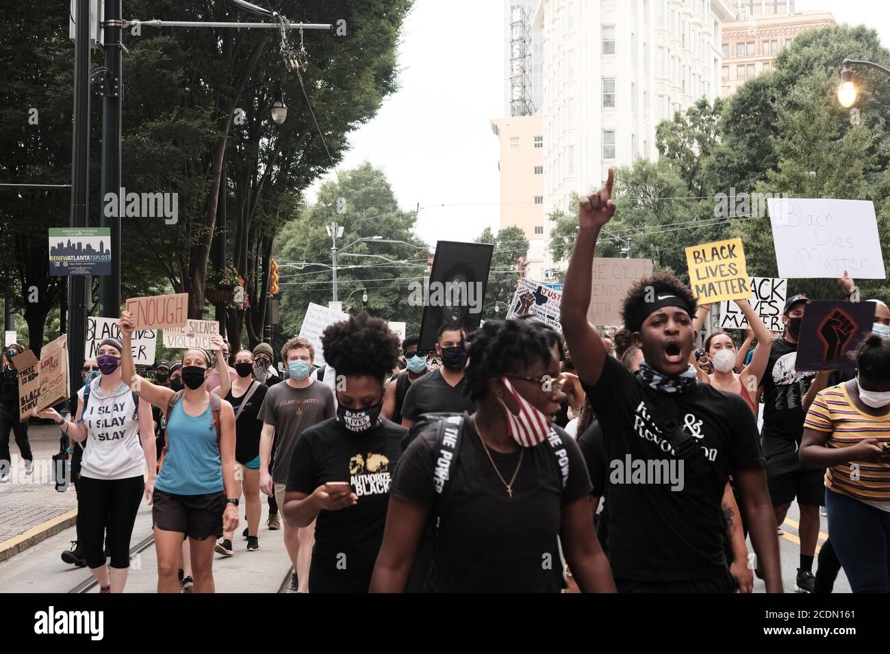 Atlanta, Georgia, USA. August 2020. Demonstranten marschieren durch die Innenstadt von Atlanta aus Protest gegen den Offizier beteiligt Schießen auf Trayford Pellerin in Lafayete, LA am 21. August. Kredit: John Arthur Brown/ZUMA Wire/Alamy Live Nachrichten Stockfoto