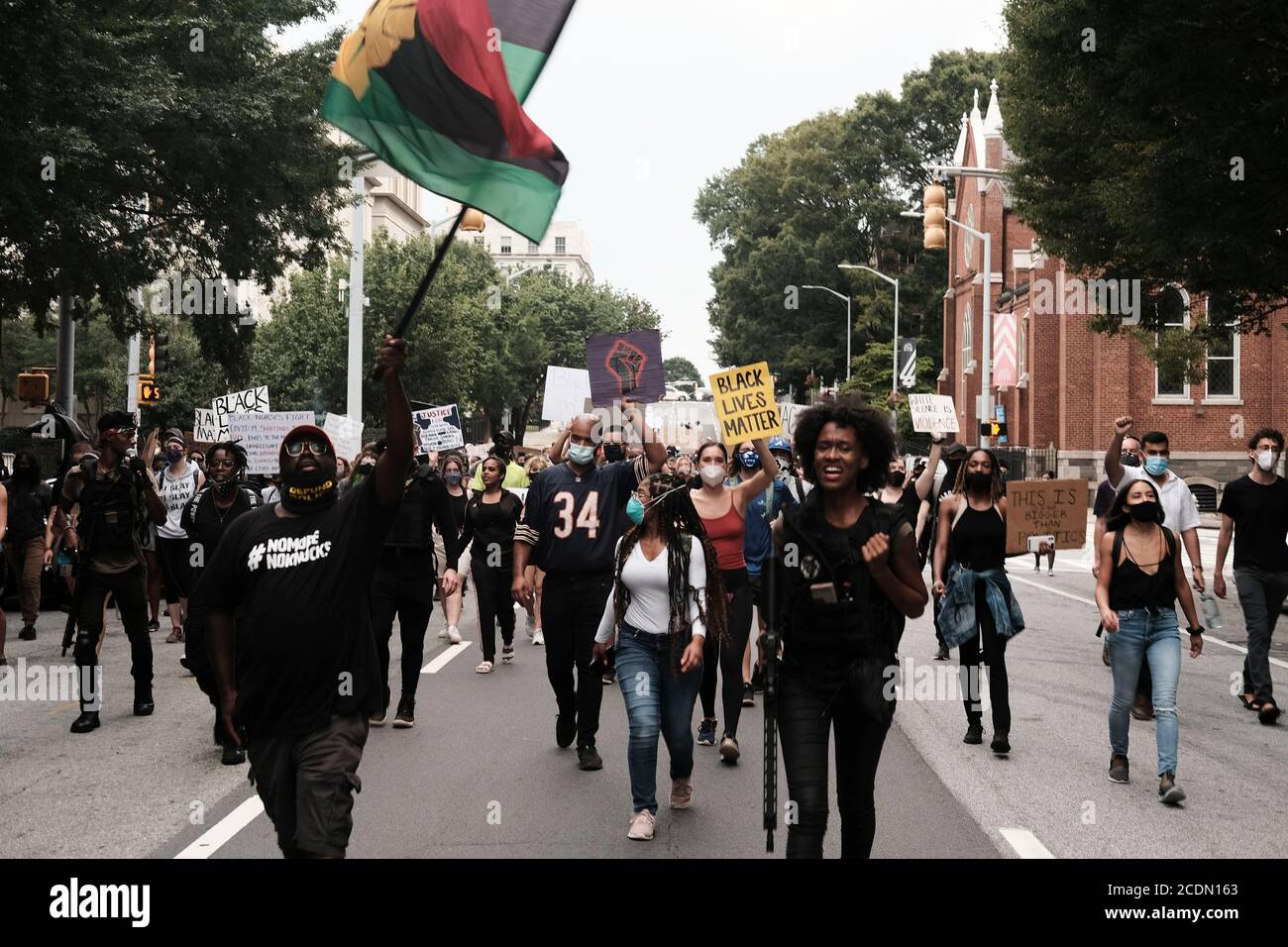 Atlanta, Georgia, USA. August 2020. Demonstranten marschieren durch die Innenstadt von Atlanta aus Protest gegen den Offizier beteiligt Schießen auf Trayford Pellerin in Lafayete, LA am 21. August. Kredit: John Arthur Brown/ZUMA Wire/Alamy Live Nachrichten Stockfoto
