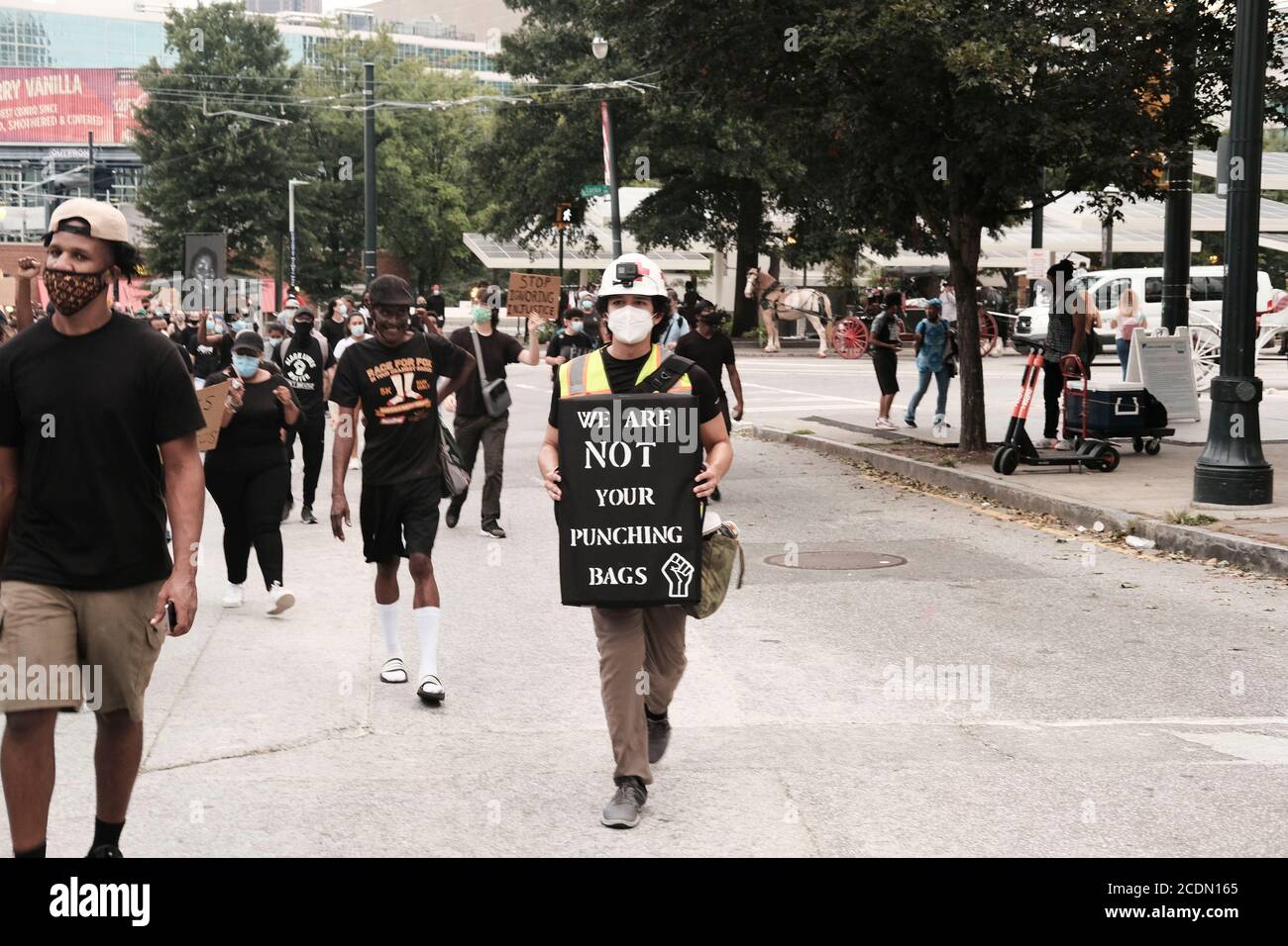 Atlanta, Georgia, USA. August 2020. Demonstranten marschieren durch die Innenstadt von Atlanta aus Protest gegen den Offizier beteiligt Schießen auf Trayford Pellerin in Lafayete, LA am 21. August. Kredit: John Arthur Brown/ZUMA Wire/Alamy Live Nachrichten Stockfoto