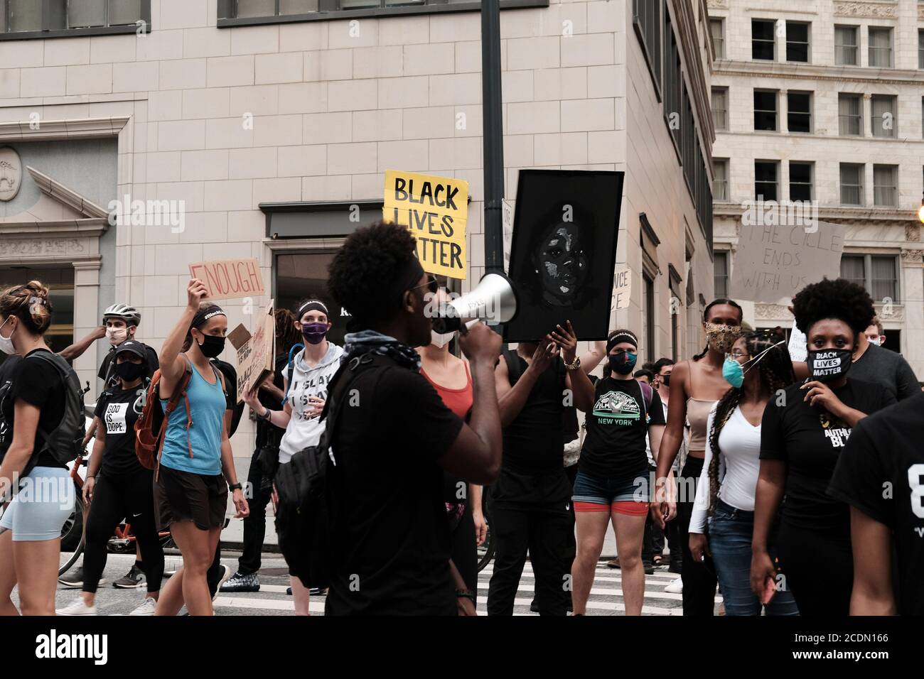 Atlanta, Georgia, USA. August 2020. Demonstranten marschieren durch die Innenstadt von Atlanta aus Protest gegen den Offizier beteiligt Schießen auf Trayford Pellerin in Lafayete, LA am 21. August. Kredit: John Arthur Brown/ZUMA Wire/Alamy Live Nachrichten Stockfoto