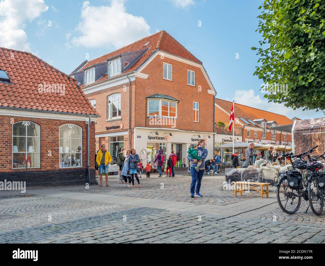 Blick auf eine beliebte Straße in Ringkobing mit Touristen zu Fuß Entlang der Corso mit Sportigan Hintergrund Weichzeichnung Stockfoto