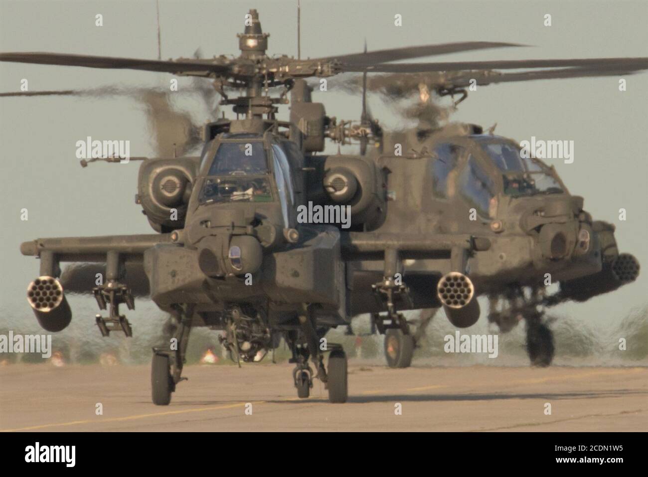 Nach der Teilnahme an der Übung Sabre Junction 20, U.S. Army AH-64 Apache-Hubschrauber zugeordnet zu den 1. Bataillon, 3. Aviation Regiment, 12. Combat Aviation Brigade Rückkehr zum Katterbach Army Airfield in Ansbach, Deutschland, 27. August 2020. Sabre Junction 20 ist eine jährlich vom 7. Army Training Command geleitete Übung der US Army Europe, die darauf abzielt, die Bereitschaft der 173. Luftbrigade der US Army zur Durchführung einheitlicher Landoperationen in einer gemeinsamen, kombinierten Umgebung zu bewerten und die Interoperabilität mit teilnehmenden Verbündeten und Partnerländern zu fördern. (USA Armeefoto von Charles Stockfoto