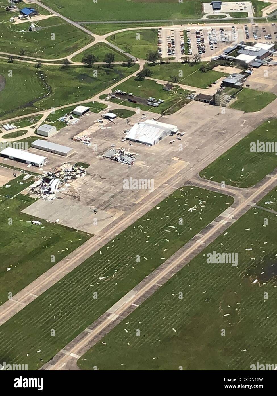 Eine Küstenwache/Luftstation Corpus Christi Luftbesatzung führt einen Überflug durch, um den Schaden in Lake Charles, Lousianna, am 27. August 2020, nach Hurrikan Laura zu beurteilen. Auf dem Flug waren Greg Abbott, Gouverneur von Texas, Sen. John Cornyn, Rear ADM. Steven D. Poulin, Kommandant des Atlantikgebiets, Nim Kidd, Leiter der texanischen Abteilung für Notfallmanagement, Tony Robinson, FEMA Regional Administrator und Atlantic Area Command Master Chief James Bach. (USA Foto der Küstenwache mit freundlicher Genehmigung von Sector/Air Station Corpus Christi) Stockfoto