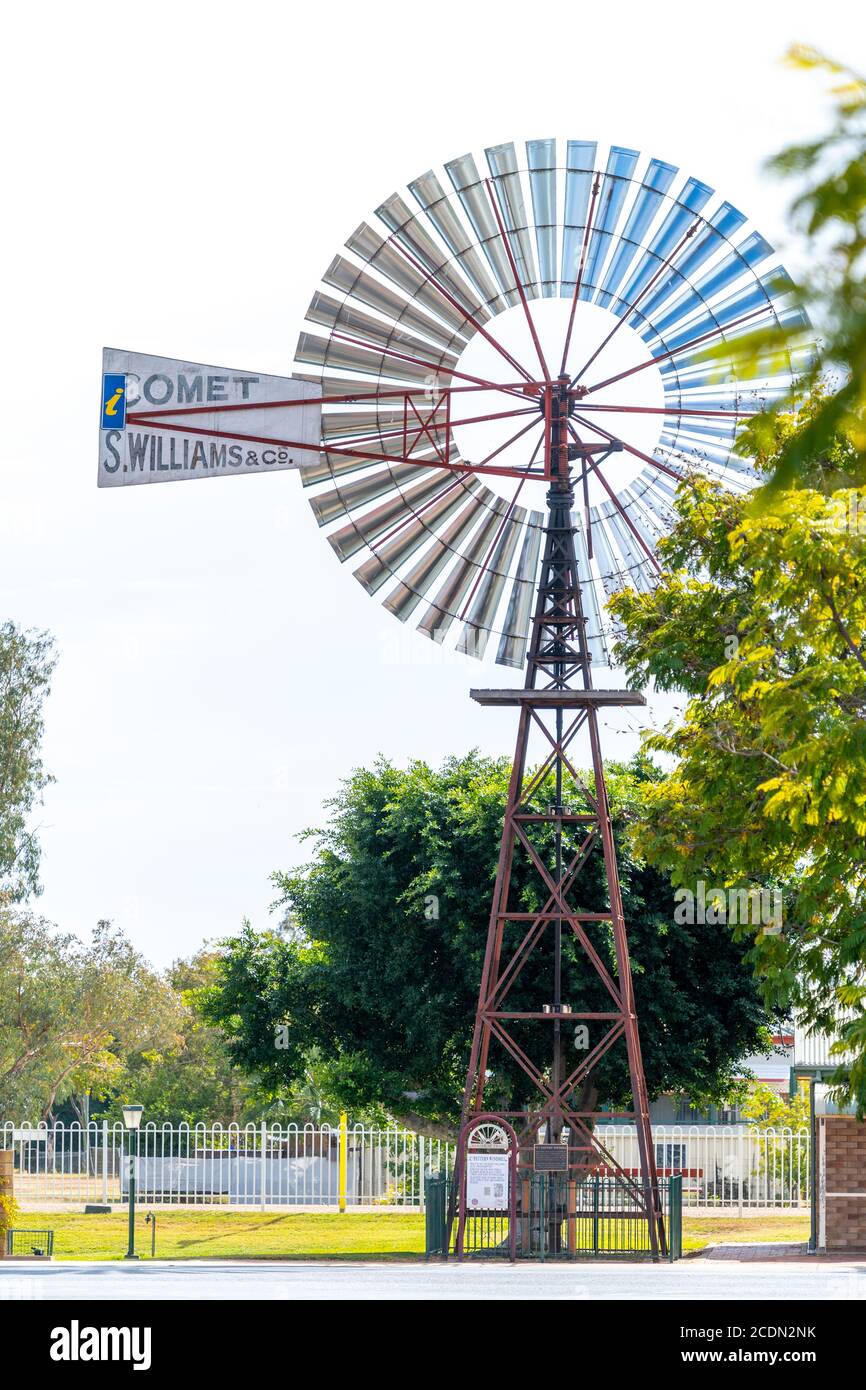 Die Barcaldine Windmühle symbolisiert die Bedeutung des artesischen Wassers für das Outback. Barcaldine, Western Queensland, Australien Stockfoto