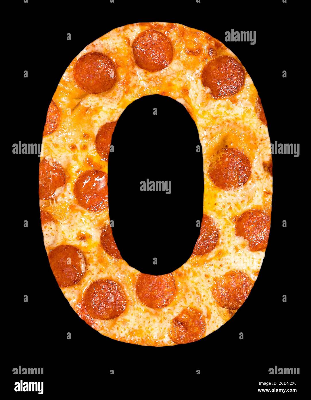 Buchstabe O aus Pizza mit Peperoni geschnitten Stockfoto